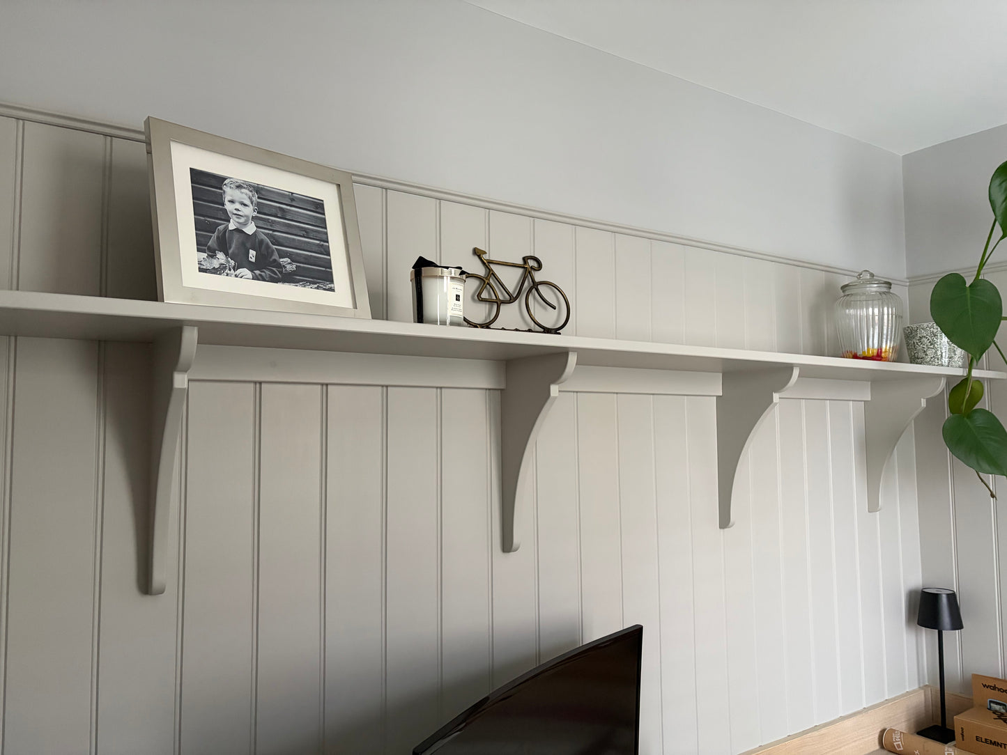 Wall mounted shelf with corbels