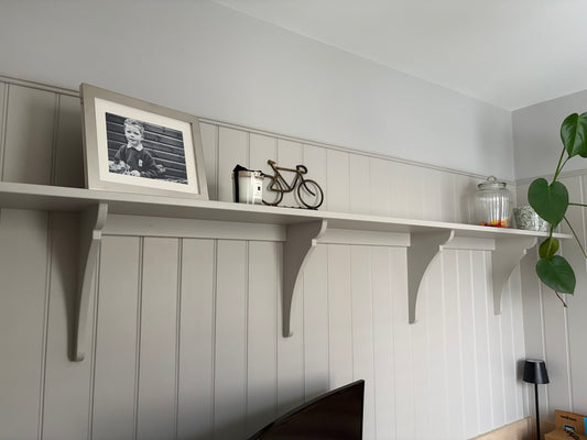 Wall mounted shelf with corbels